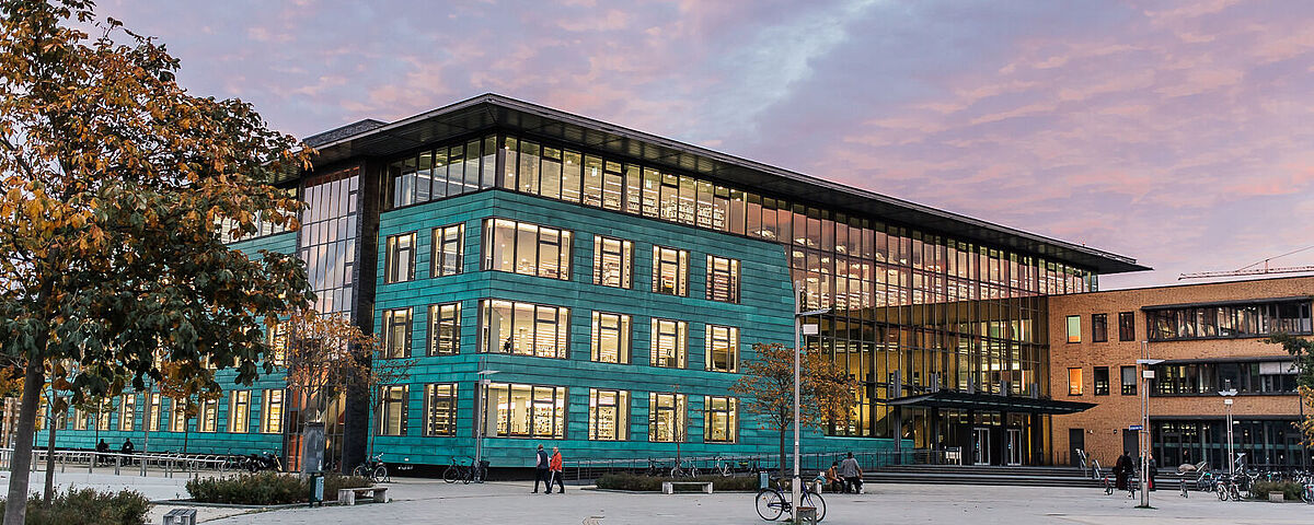 Die Zentrale Universitätsbibliothek in Greifswald am Abend
