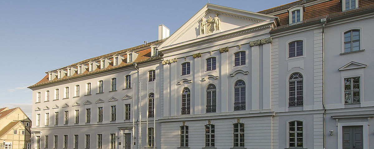 Das Universitätshauptgebäude der Universität Greifswald / Straßenansicht